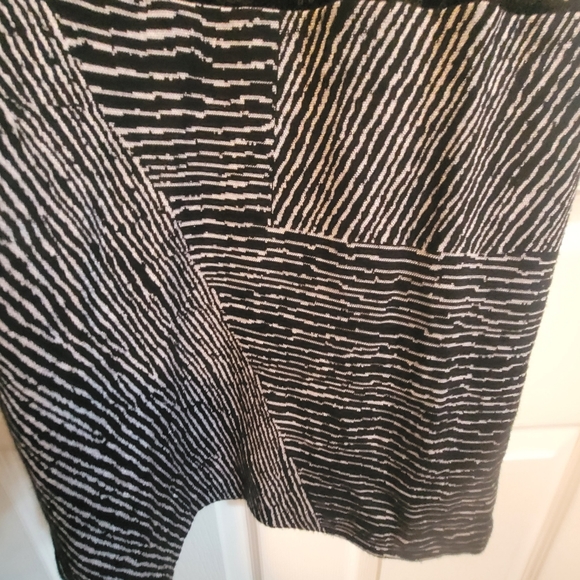 Dorothy of London mid length dress size L Black top with patterned bottom - Picture 3 of 11